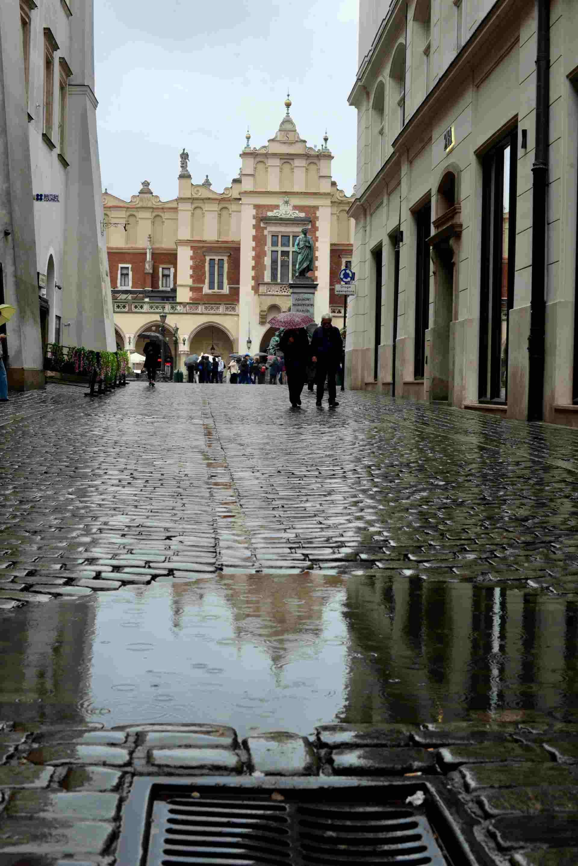 Old Town alleyway near the Cloth Hall